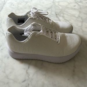 No bull white gym shoes— barely used. Size 9